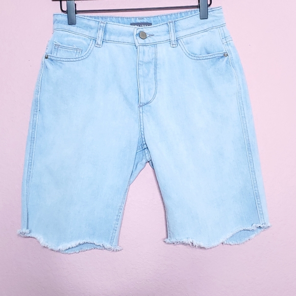 DL1961 Clara Bermuda Light Wash Frayed Bermuda Denim Shorts - Picture 5 of 16